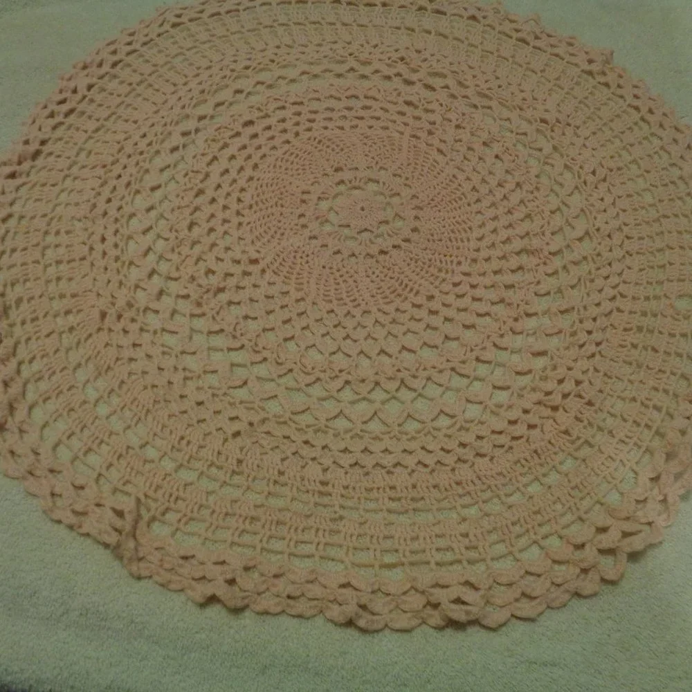 RETRO VINTAGE PRETTY IN PEACH 1950S HAND CROCHETED ROUND SM TABLECLOTH OR DOILY